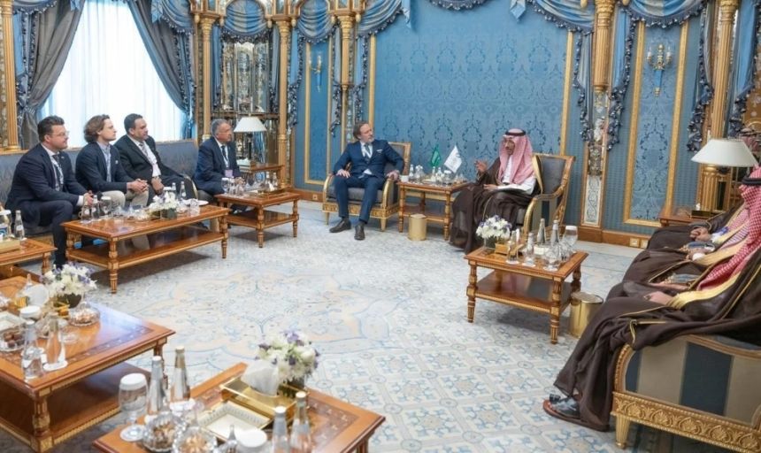 الخريف يبحث تعزيز التعاون مع عدد من رؤساء شركات الطيران العالمية