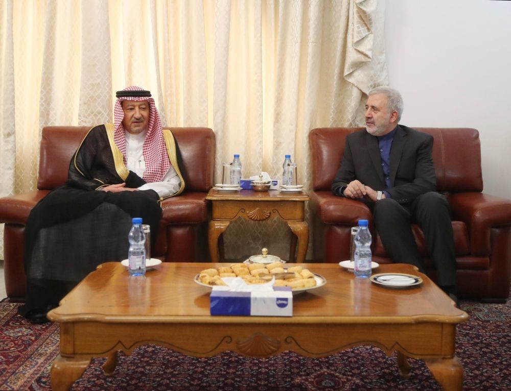 بمقر السفارة.. نائب وزير الخارجية يقدم العزاء في وفاة الرئيس الإيراني