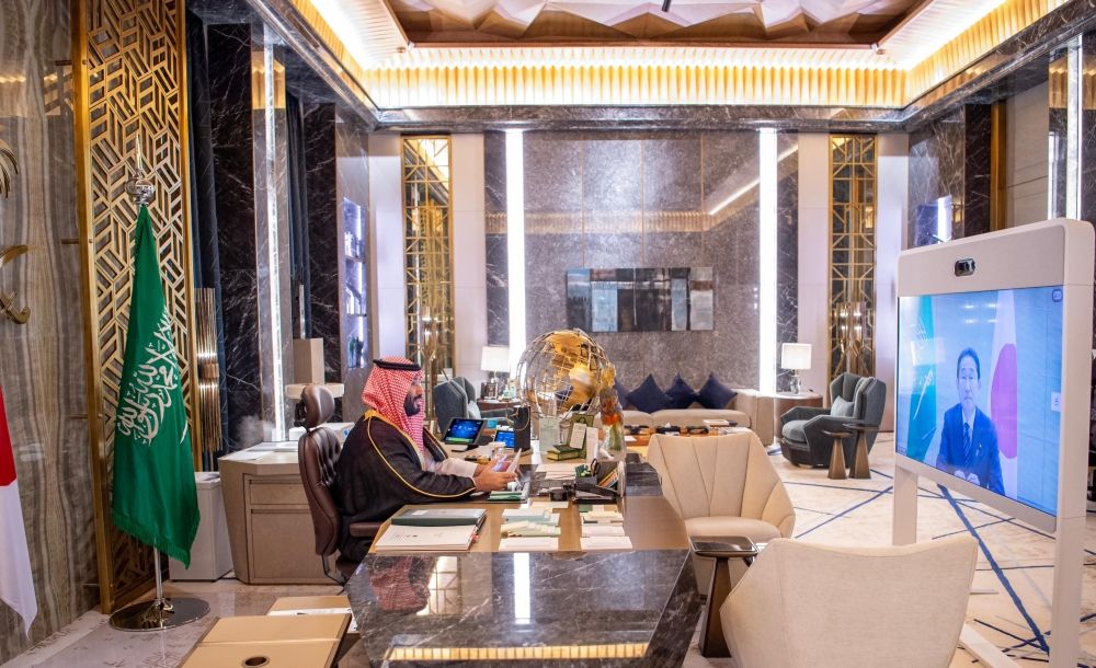 ولي العهد يجري اتصالا مرئيا مع رئيس وزراء اليابان