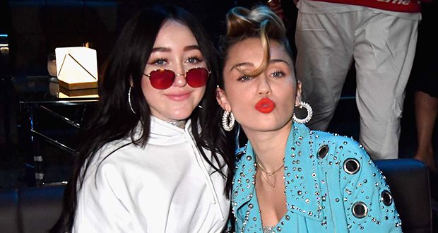 بإطلالة “شبه عارية”.. شقيقة مايلي سايروس تسرق الأضواء!