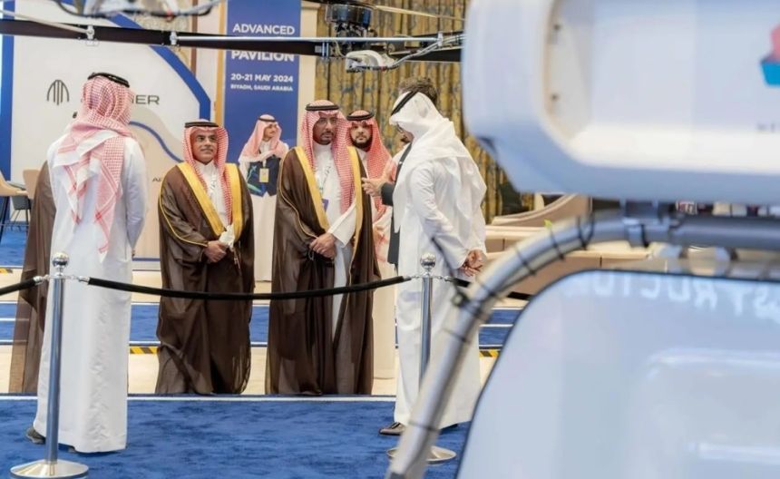 الخريف يبحث تعزيز التعاون مع عدد من رؤساء شركات الطيران العالمية