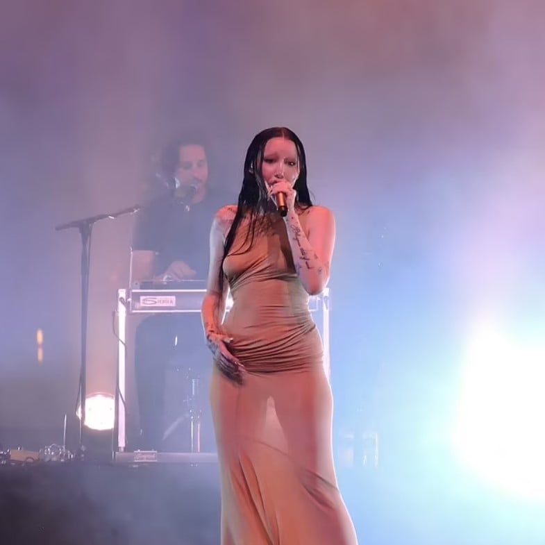 بإطلالة “شبه عارية”.. شقيقة مايلي سايروس تسرق الأضواء!