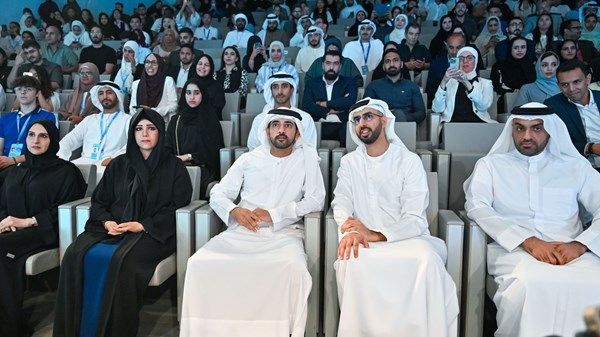حمدان بن محمد يوجه بإطلاق مبادرة لتدريب مليون شخص على مهارات هندسة الأوامر في الذكاء الاصطناعي