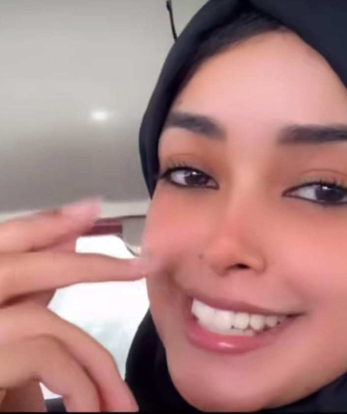 شاهد بالصورة والفيديو.. سائق “أوبر” مصري يطرب حسناء سودانية بأغنيات إيمان الشريف وعلي الشيخ الموجودة على جهاز سيارته والحسناء تتجاوب مع تصرفه اللطيف بالضحكات والرقصات