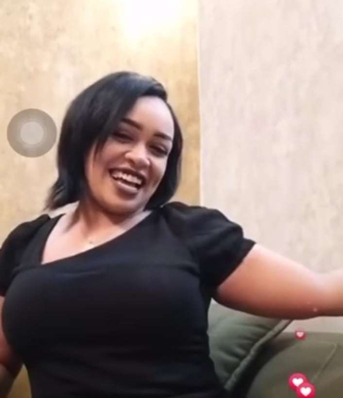 شاهد بالصورة والفيديو.. حسناء سودانية تشعل مواقع التواصل بوصلة رقص مثيرة وهي تدخن “الشيشة” على أنغام (مالو الليلة) والجمهور يتغزل: (خالات سبب الدمار والشجر الكبار فيه الصمغ)