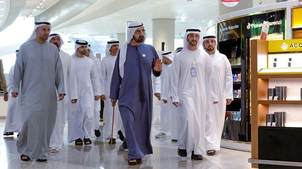 خلال زيارته مطار زايد الدولي.. محمد بن راشد: الإمارات ستظل محوراً رئيساً لحركة السفر العالمية
