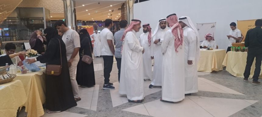 فيديو| النحل يواجه تحديات الطقس وطائر الوروار ومرض الفاروا