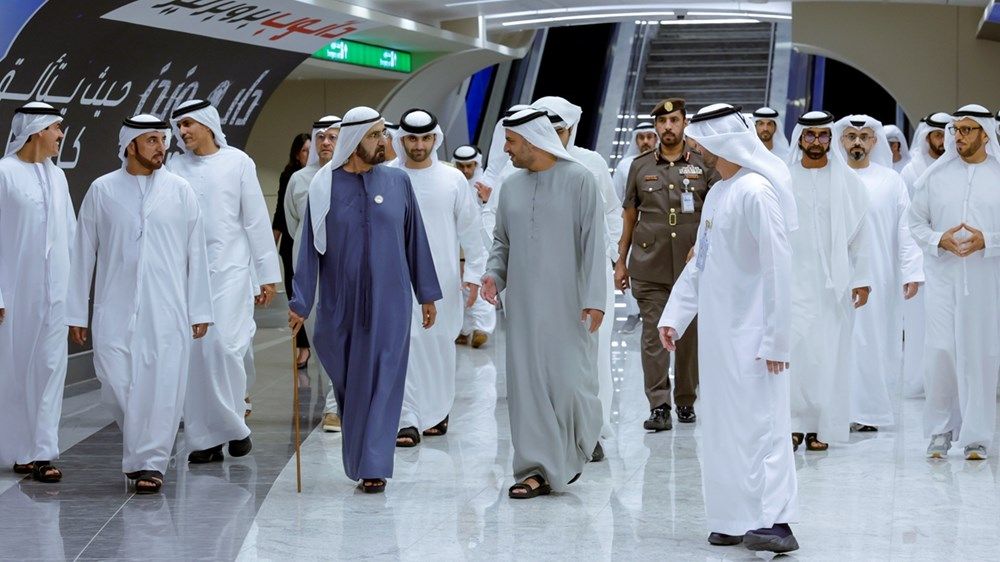 خلال زيارته مطار زايد الدولي.. محمد بن راشد: الإمارات ستظل محوراً رئيساً لحركة السفر العالمية