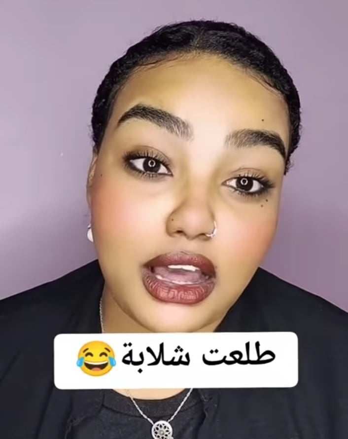 شاهد بالصورة والفيديو.. فتاة سودانية تخطف قلب صاحب كافيه مصري رغم وجود صديقاتها المصريات: (رفض أن يحاسبني على الطلبات التي أخذتها وصديقتي المصرية اشتعلت بالغيرة وفي الآخر طلعت شلابة)