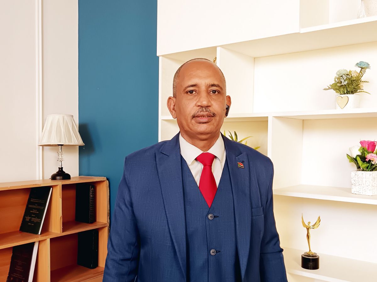 اتهموه بتركيب شريحة في جسده .. ماذا قال أول شخص في العالم يجاري الذكاء الاصطناعي في توليد المحتوى الإبداعي؟