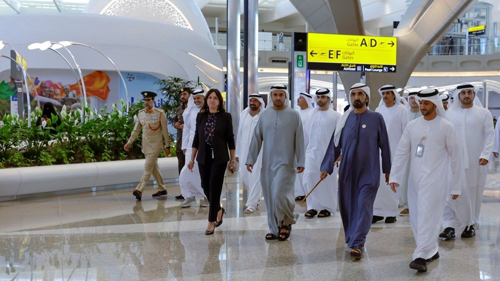 خلال زيارته مطار زايد الدولي.. محمد بن راشد: الإمارات ستظل محوراً رئيساً لحركة السفر العالمية