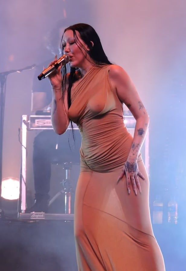 بإطلالة “شبه عارية”.. شقيقة مايلي سايروس تسرق الأضواء!