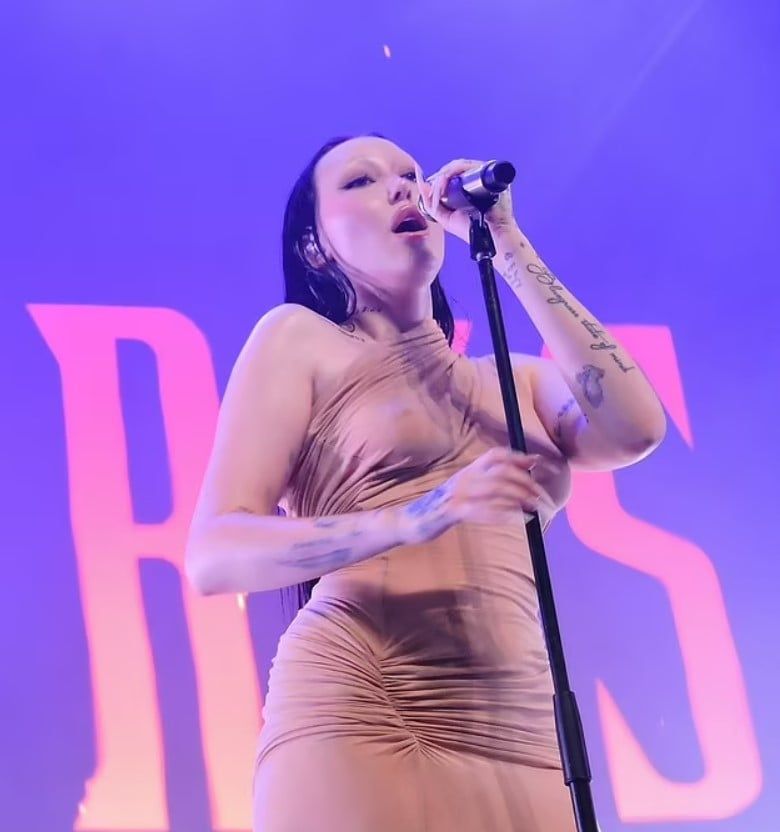 بإطلالة “شبه عارية”.. شقيقة مايلي سايروس تسرق الأضواء!