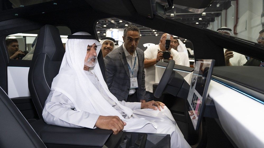 نهيان بن مبارك يزور معرض المركبات الكهربائية