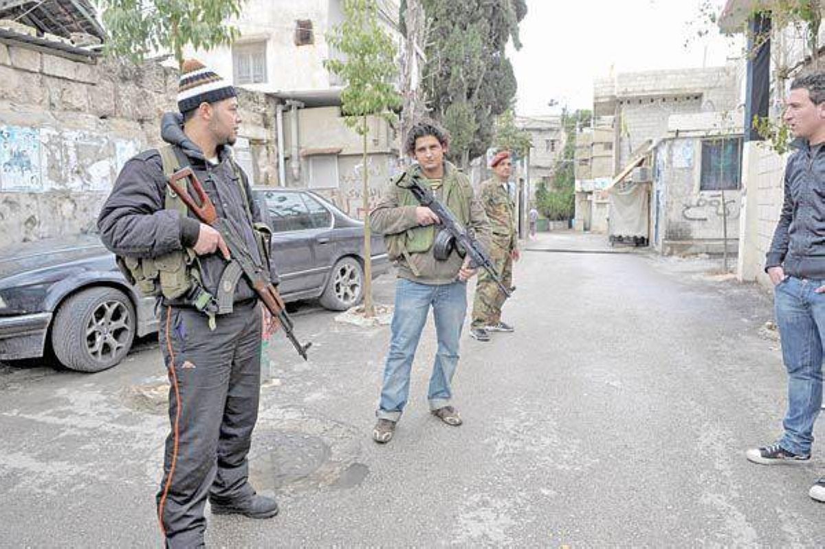 اشتعال شاحنة أسلحة مهربة لمخيم لاجئين لبناني