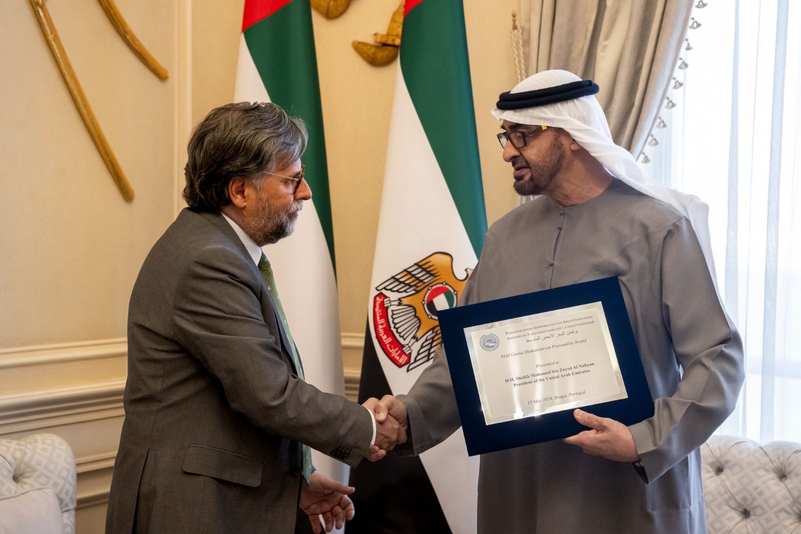 الخليج اليوم .. رئيس الدولة يستقبل وفد برلمان البحر الأبيض المتوسط ويتسلم جائزة "الشخصية الإنسانية العالمية"