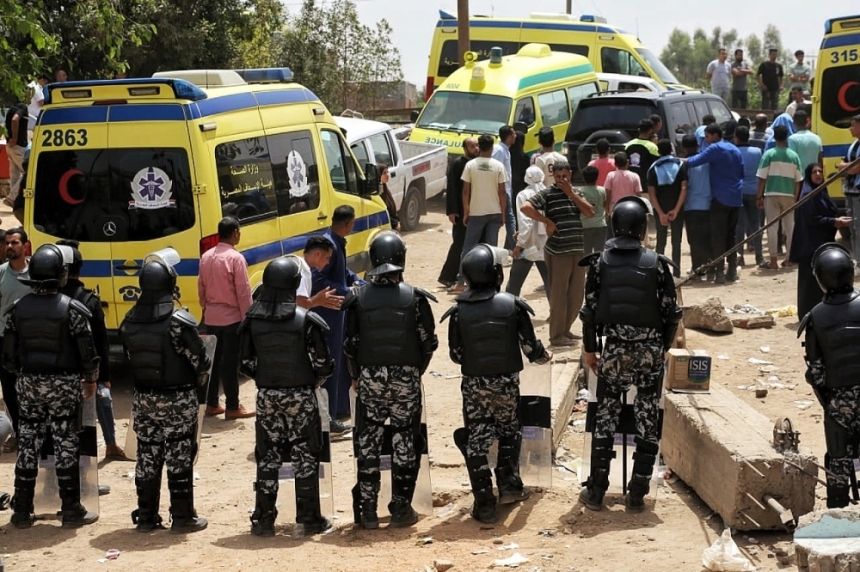 حبس السائق وانتشال جثتين.. تطورات حادث معدية أبو غالب في مصر