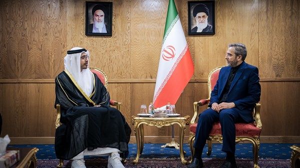 نقل تعازي رئيس الدولة.. عبدالله بن زايد يشارك في مراسم العزاء الرسمية للرئيس الإيراني الراحل