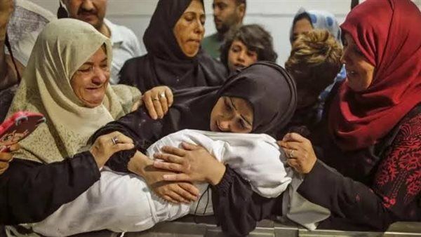 الاحتلال يقصف تجمع للنازحين ويقتل 10 فلسطينين بينهم طفل