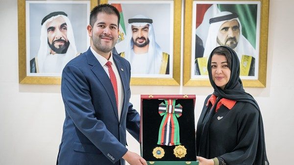 رئيس الدولة يمنح سفير البارغواي وسام الاستقلال من الدرجة الأولى