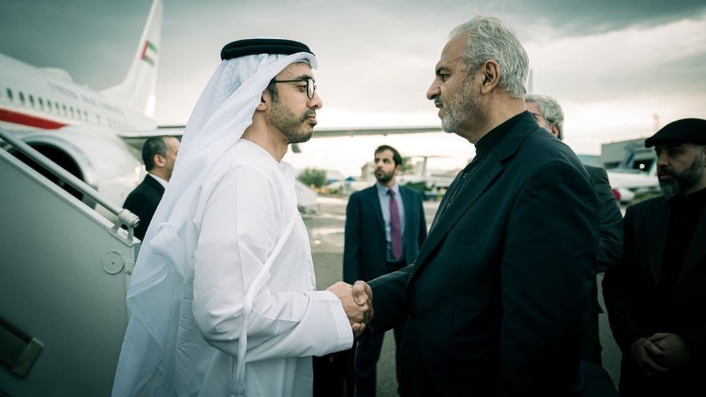 نقل تعازي رئيس الدولة.. عبدالله بن زايد يشارك في مراسم العزاء الرسمية للرئيس الإيراني الراحل