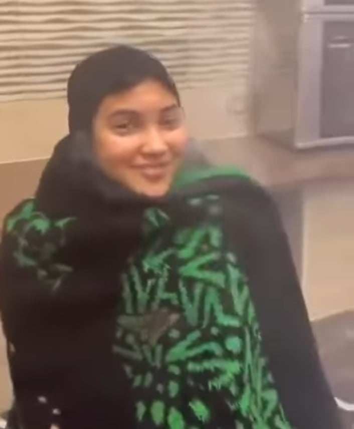 شاهد بالصورة والفيديو.. العادات السودانية تقتحم البيوت المصرية.. عروس مصرية تجرب “دخان” النساء السودانيات وتشيد به