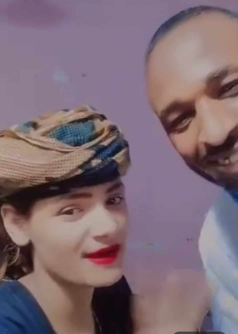 شاهد بالصورة والفيديو.. أحد أفراد الدعم السريع يظهر مع حسناء ويطالبها بالهتاف لقاداتهم وتمجيدهم والجمهور يسخر: (سبايا الجنجا)
