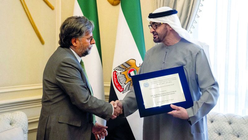 الامارات | رئيس الدولة يتسلّم جائزة «الشخصية الإنسانية العالمية»