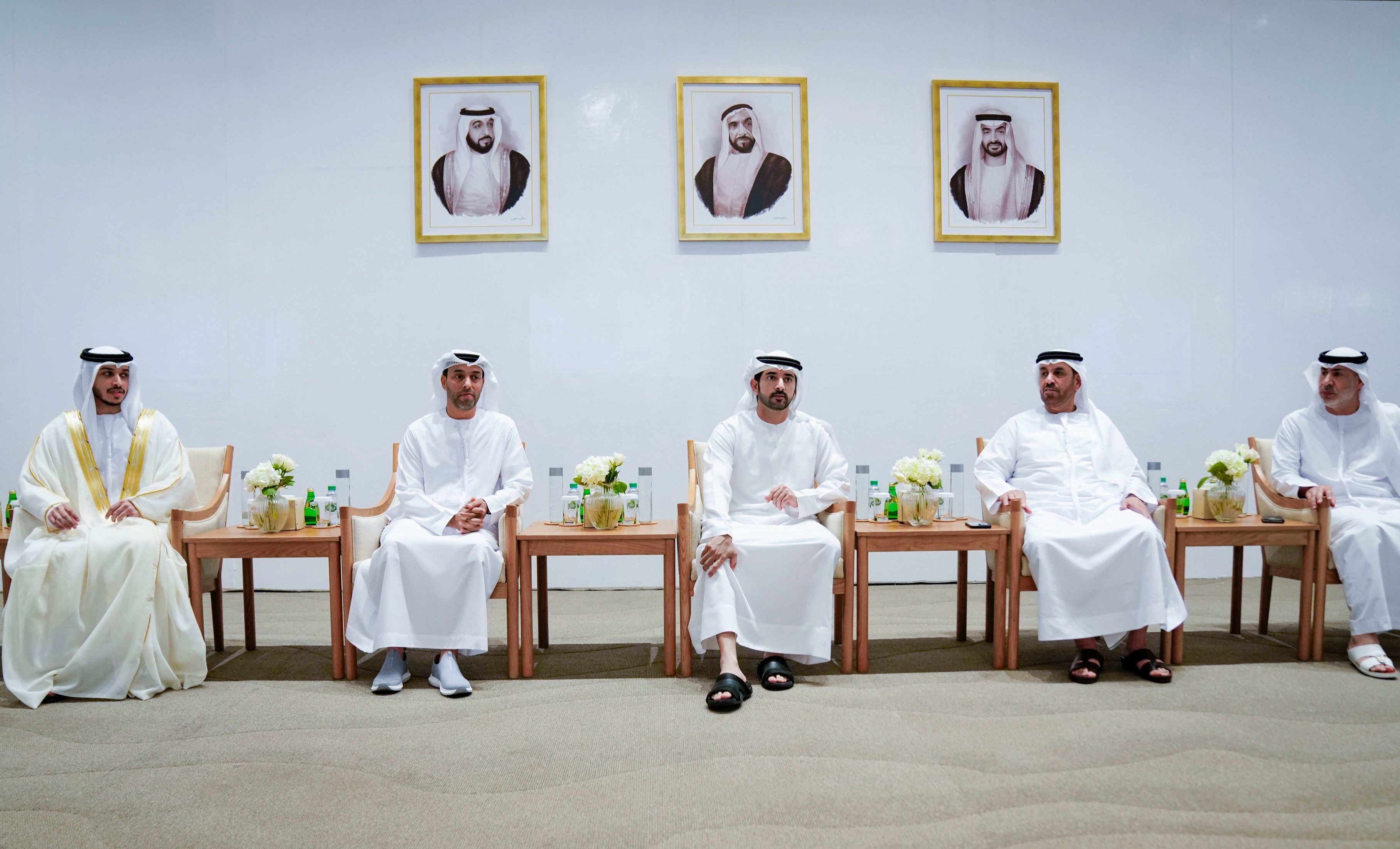الامارات | حمدان بن محمد يحضر أفراح القبيسي والمنصوري