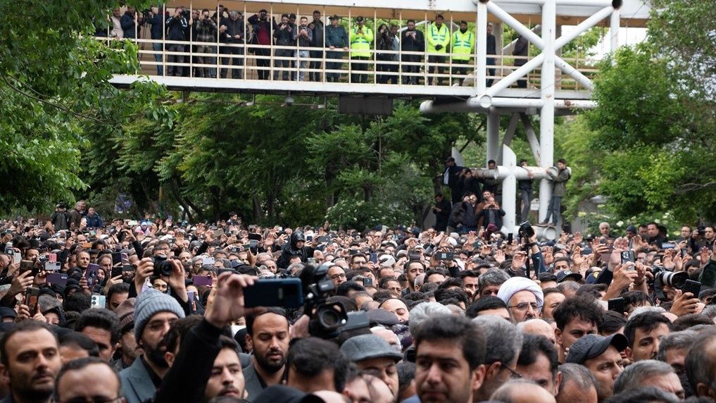 رئيسي في عين إيران.. بكاء في الشوارع واحتفال عبر السوشيال ميديا!