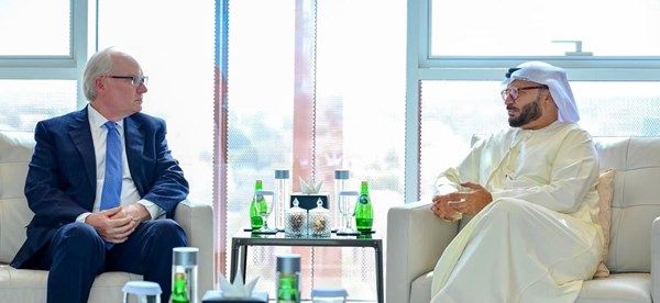 قرقاش يلتقي المبعوث الأميركي الخاص لليمن