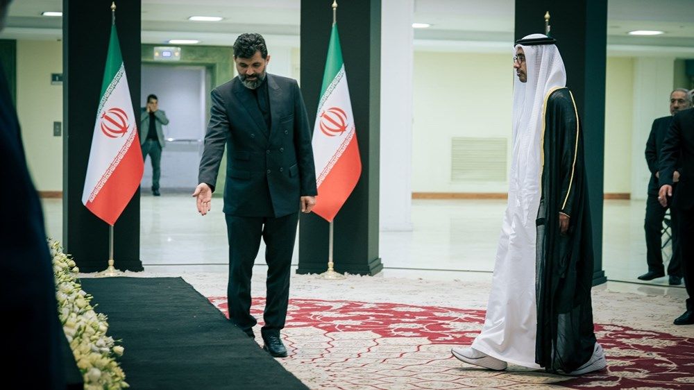 نقل تعازي رئيس الدولة.. عبدالله بن زايد يشارك في مراسم العزاء الرسمية للرئيس الإيراني الراحل