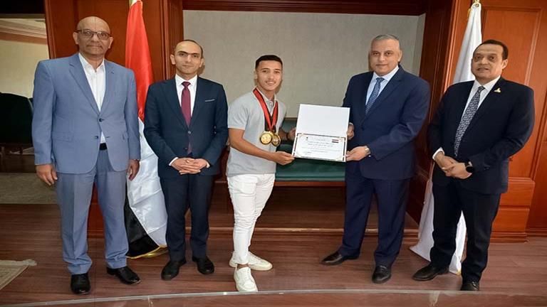 أبطال العالم وأفريقيا.. محافظ سوهاج يكرم 37 لاعبًا ولاعبة - صور