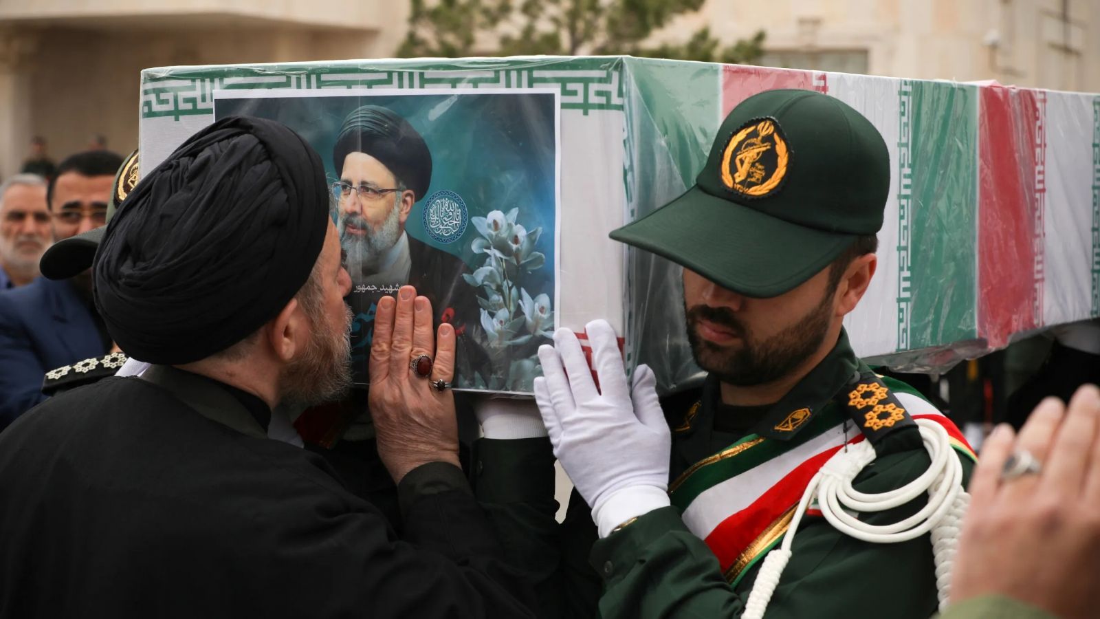 رئيسي في عين إيران.. بكاء في الشوارع واحتفال عبر السوشيال ميديا!