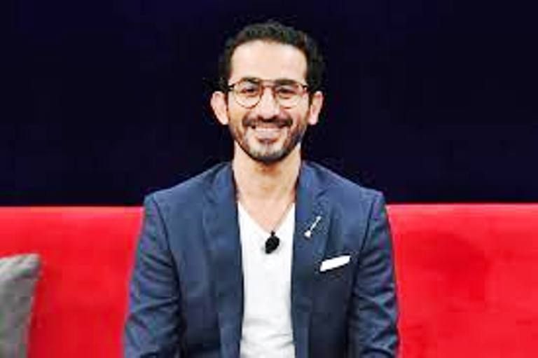 بعد الساعة.. أحمد حلمي يتبرع بدبلة “عسل أسود” وعرضها في مزاد علني