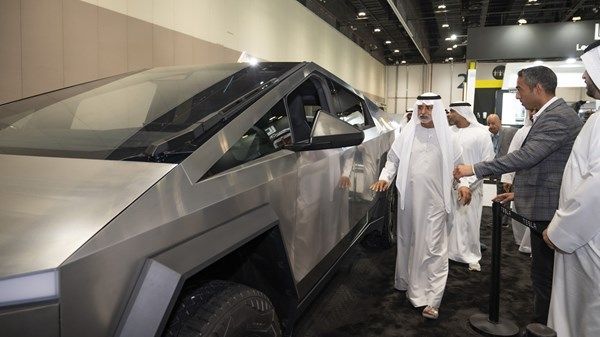 نهيان بن مبارك يزور معرض المركبات الكهربائية