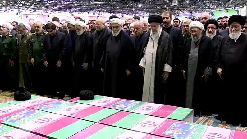 خامنئي يؤم صلاة الجنازة على الرئيس الإيراني ومرافقيه في طهران
