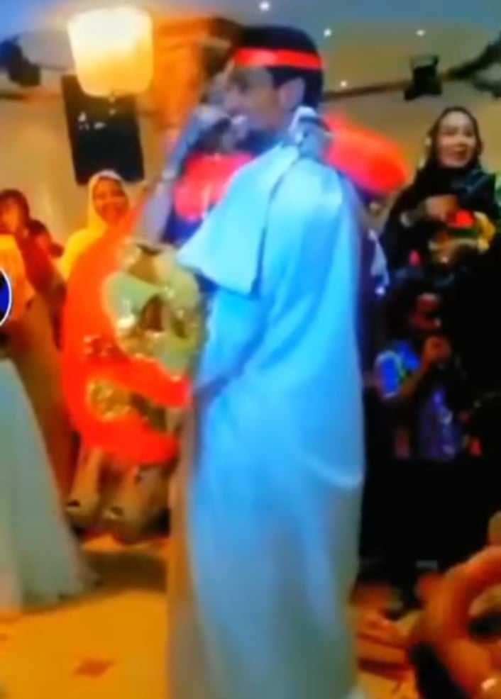 شاهد بالصورة والفيديو.. عريس سوداني يحمل عروسته بين يديه ويطوف بها بين المعازيم وهو يرقص على أنغام (أنا ممكون وصابر) والجنس اللطيف يعلق بحسرة: (نحنا يشيلنا السيل)