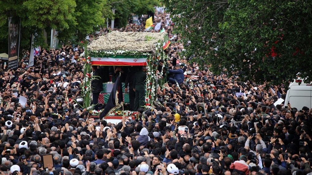 رئيسي في عين إيران.. بكاء في الشوارع واحتفال عبر السوشيال ميديا!