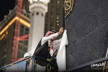 الخليج اليوم .. رفع ستار الكعبة المشرفة استعداداً للحج