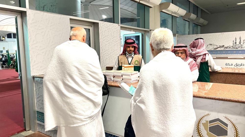 "الشؤون الإسلامية " توزع المطبوعات والكتب الإرشادية على الحجاج