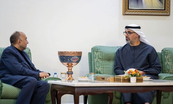 خالد بن محمد بن زايد يقدم واجب العزاء في وفاة الرئيس الإيراني ومرافقيه