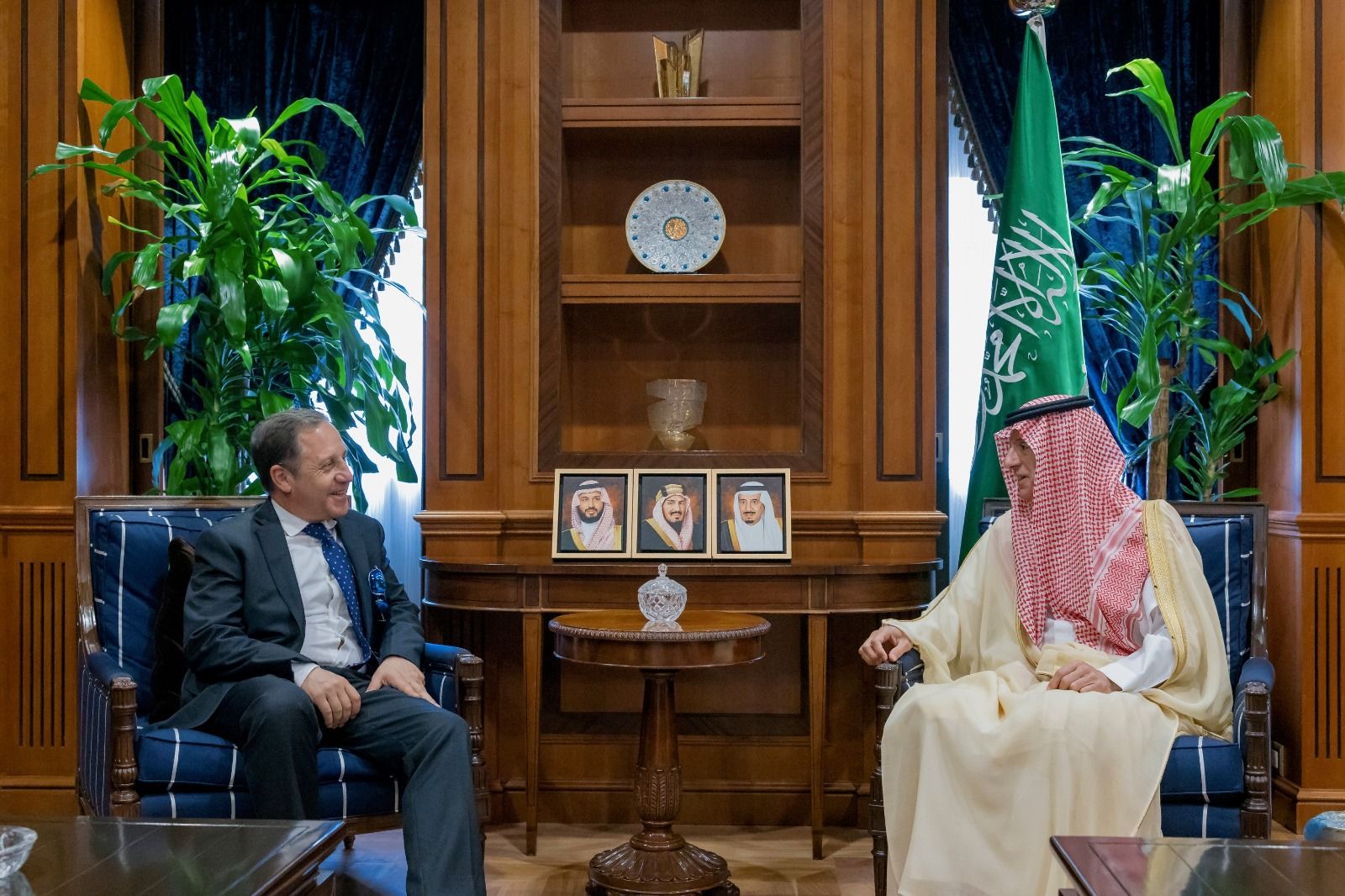 السعودية | وزير الدولة للشؤون الخارجية يستقبل سفير تشيلي لدى المملكة