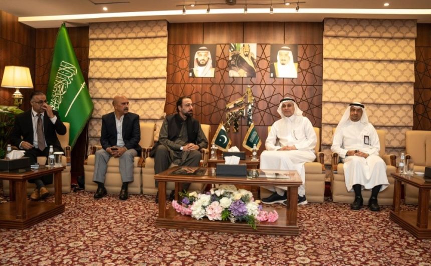صور.. وصول طلائع حجاج باكستان إلى مكة ورحلات تستقبلهم بالهدايا