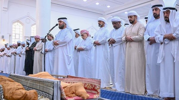 عمار النعيمي يؤدي صلاة الجنازة على جثماني ربيع بن ياقوت وجاسم الحوسني