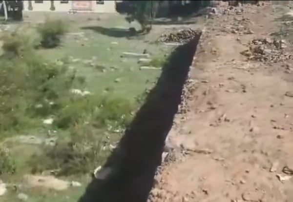 بحماية المليشيا.. نافذون يعتدون على مقبرة في بعدان شرقي إب