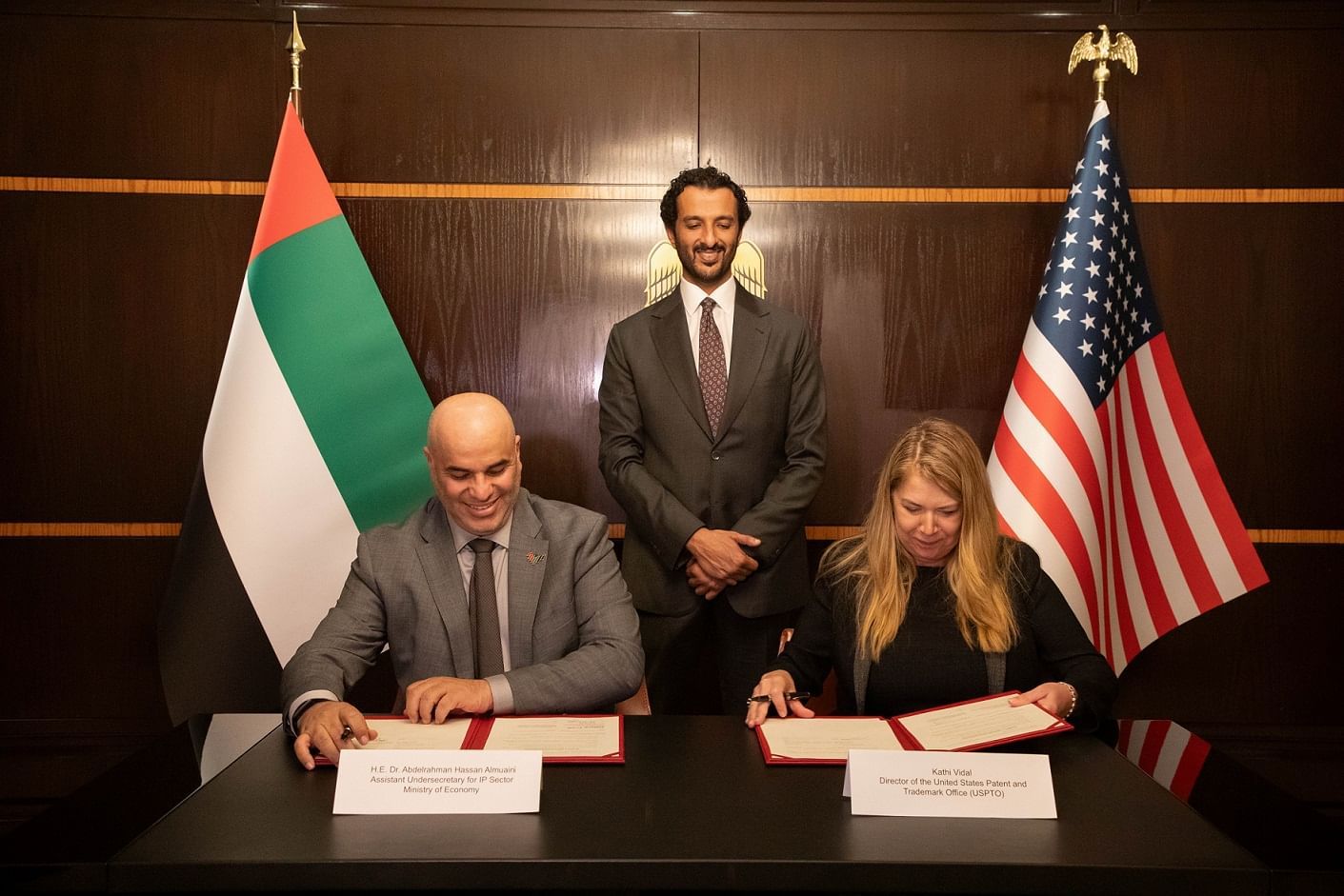 الخليج اليوم .. الإمارات وأمريكا توقعان مذكرة تفاهم لتعزيز التعاون بمجال حماية حقوق الملكية الفكرية