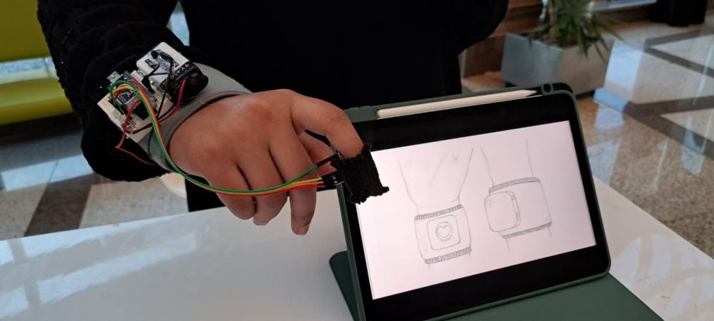 فيديو| طالبة تبتكر سوارًا ذكيًا يربط الطب الصيني القديم بالذكاء الاصطناعي