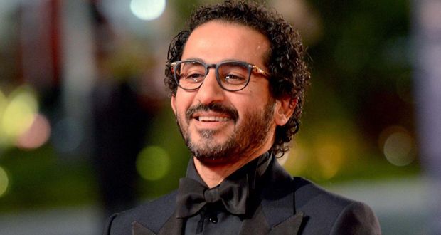 أحمد حلمي يتبرّع بـ”دبلة” فيلم “عسل أسود” للفقراء