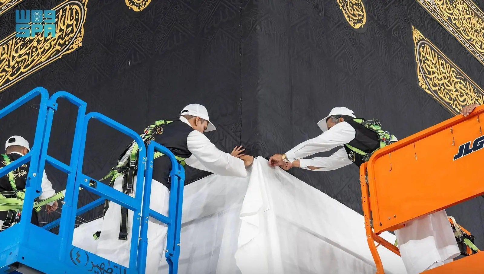 السعودية | الهيئة العامة للعناية بشؤون الحرمين ترفع كسوة الكعبة المشرَّفة للحفاظ على نظافتها وسلامتها